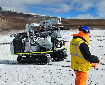 Des pilotes de pieux solaires sont envoyés au Tibet