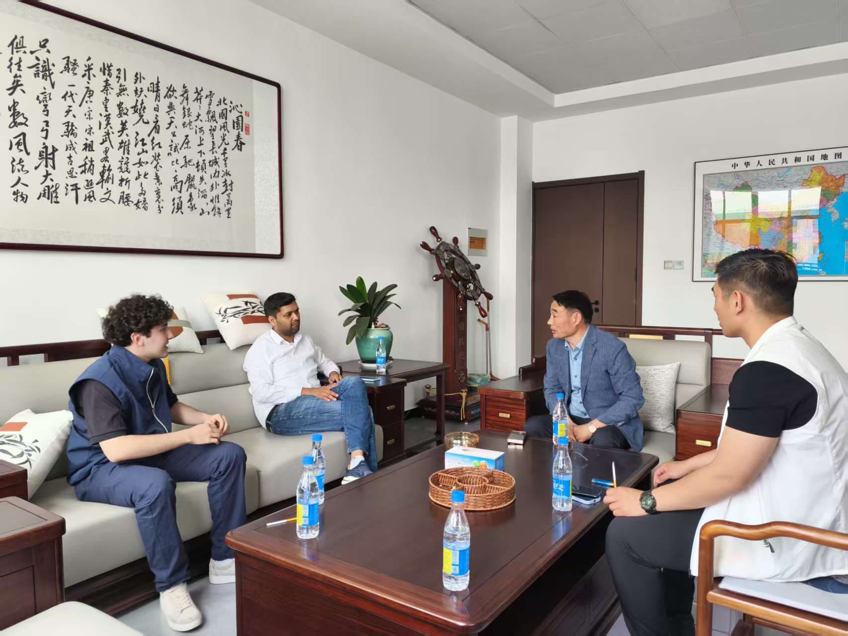 Un client indien visite l'usine TeZhong et parvient à un consensus sur une coopération à long terme