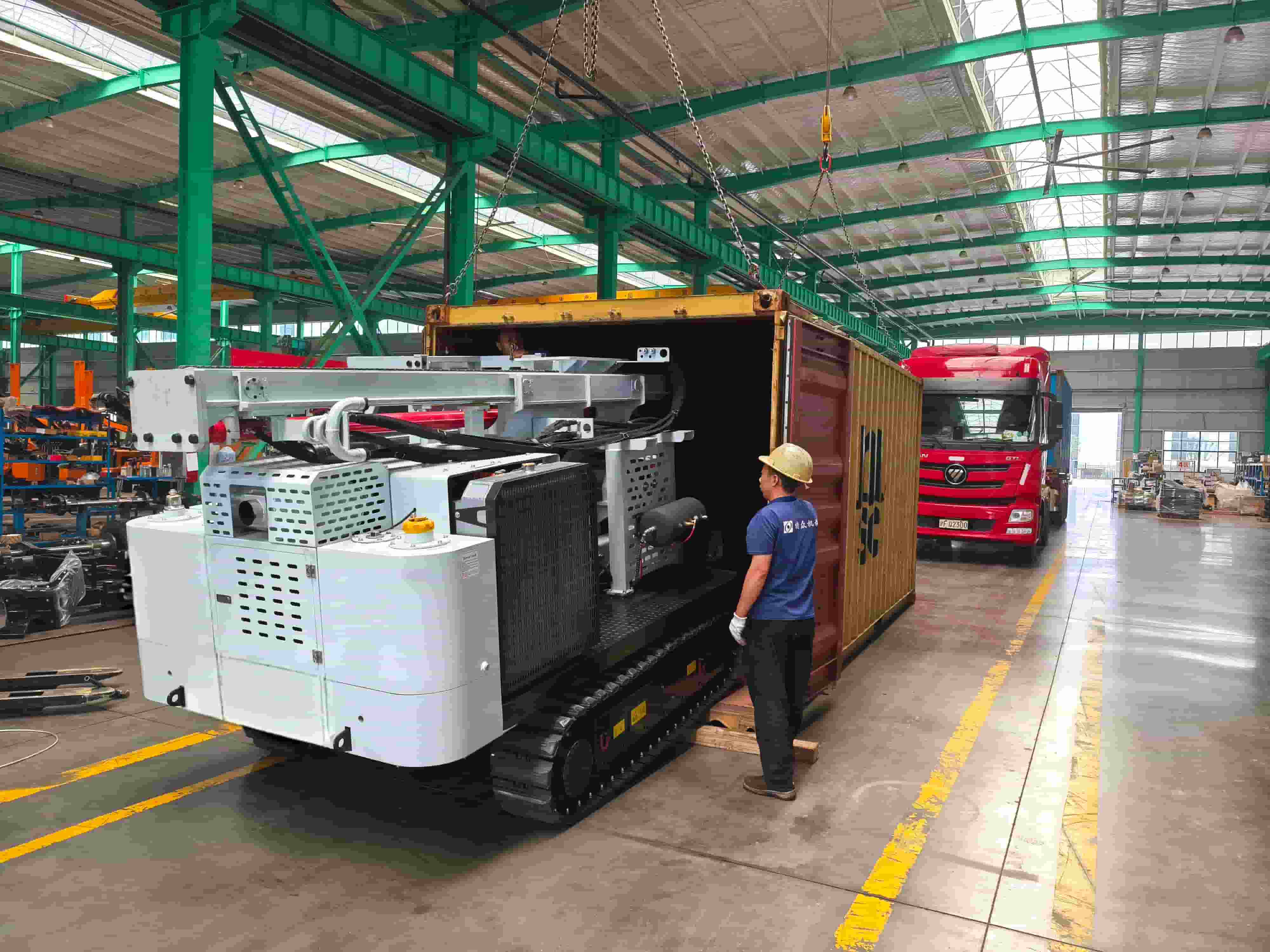Le brise-roche solaire TZ536, équipé d'un moteur Cummins Euro V et d'une fonction autonettoyante, est expédié en Italie.