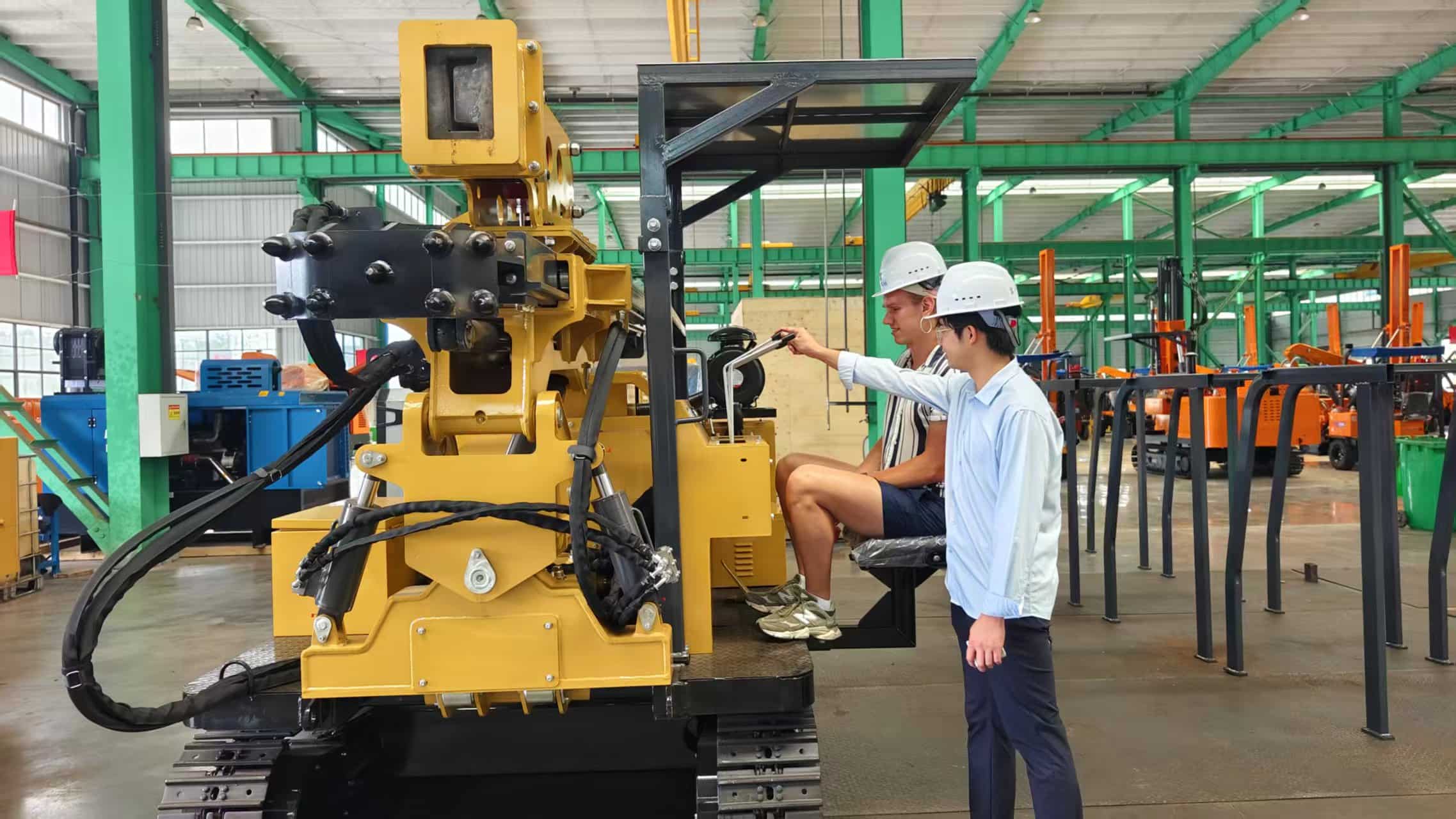 Des clients britanniques visitent Anhui Tezhong Machinery : les engins de battage solaires sont plébiscités