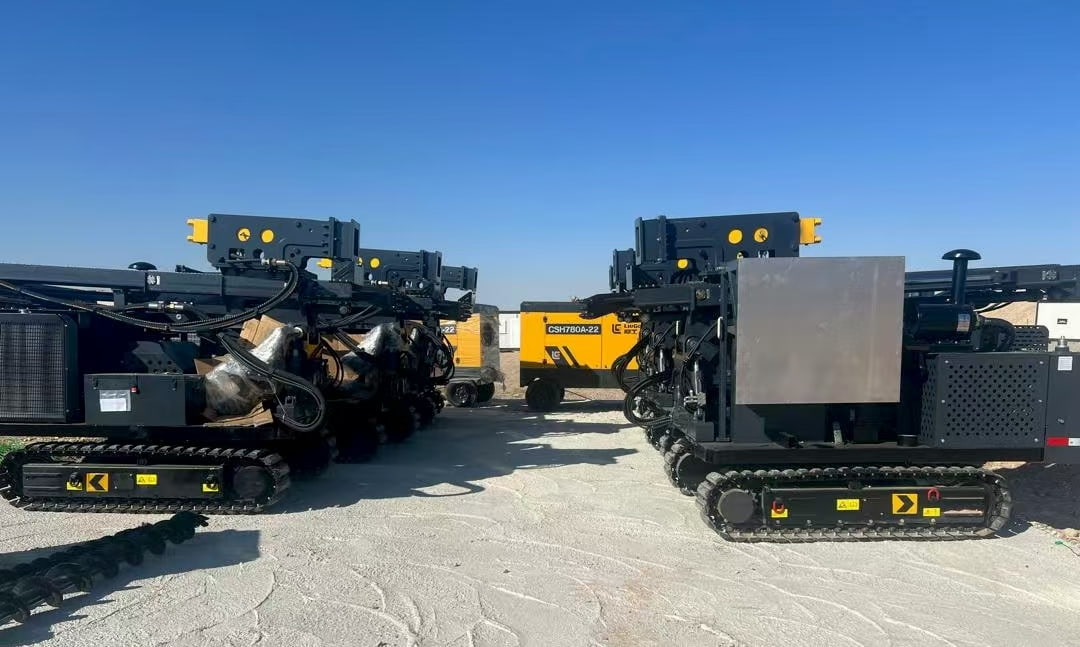 Six engins de battage de pieux solaires TZ536 arrivent sur le site du projet solaire de RADCO en Algérie