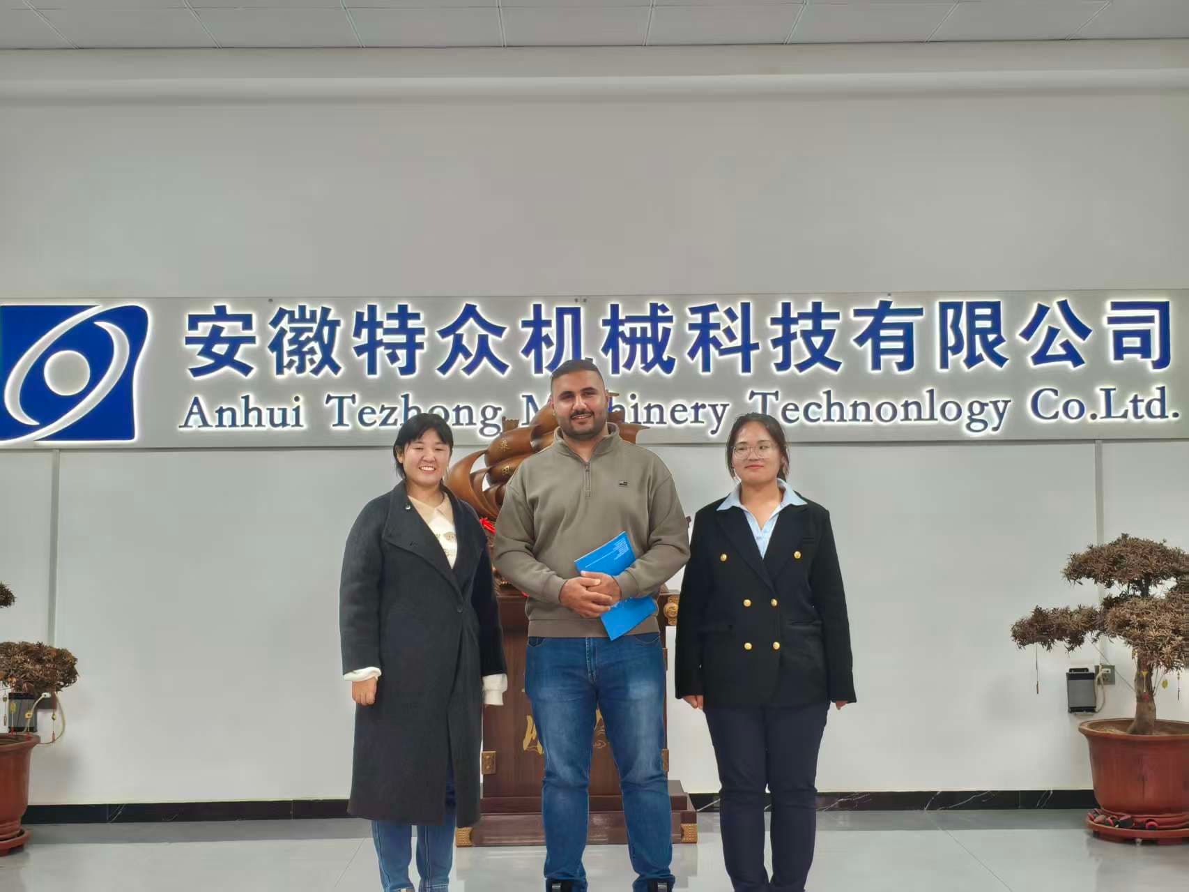 Visite d'un client irakien chez TeZhong Machinery : le marteau de battage solaire intelligent TZ650 remporte un vif succès.