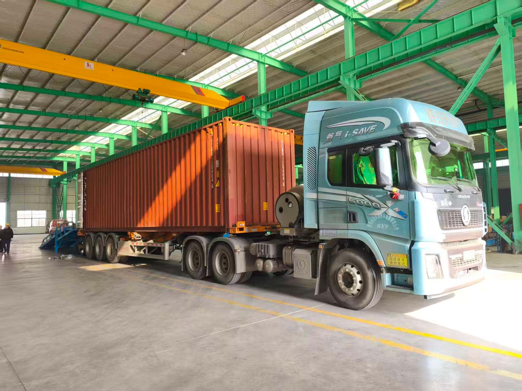 Trois machines de battage de pieux pour glissières de sécurité routières TZ390 expédiées en Espagne, améliorant la sécurité routière dans le secteur de la construction.