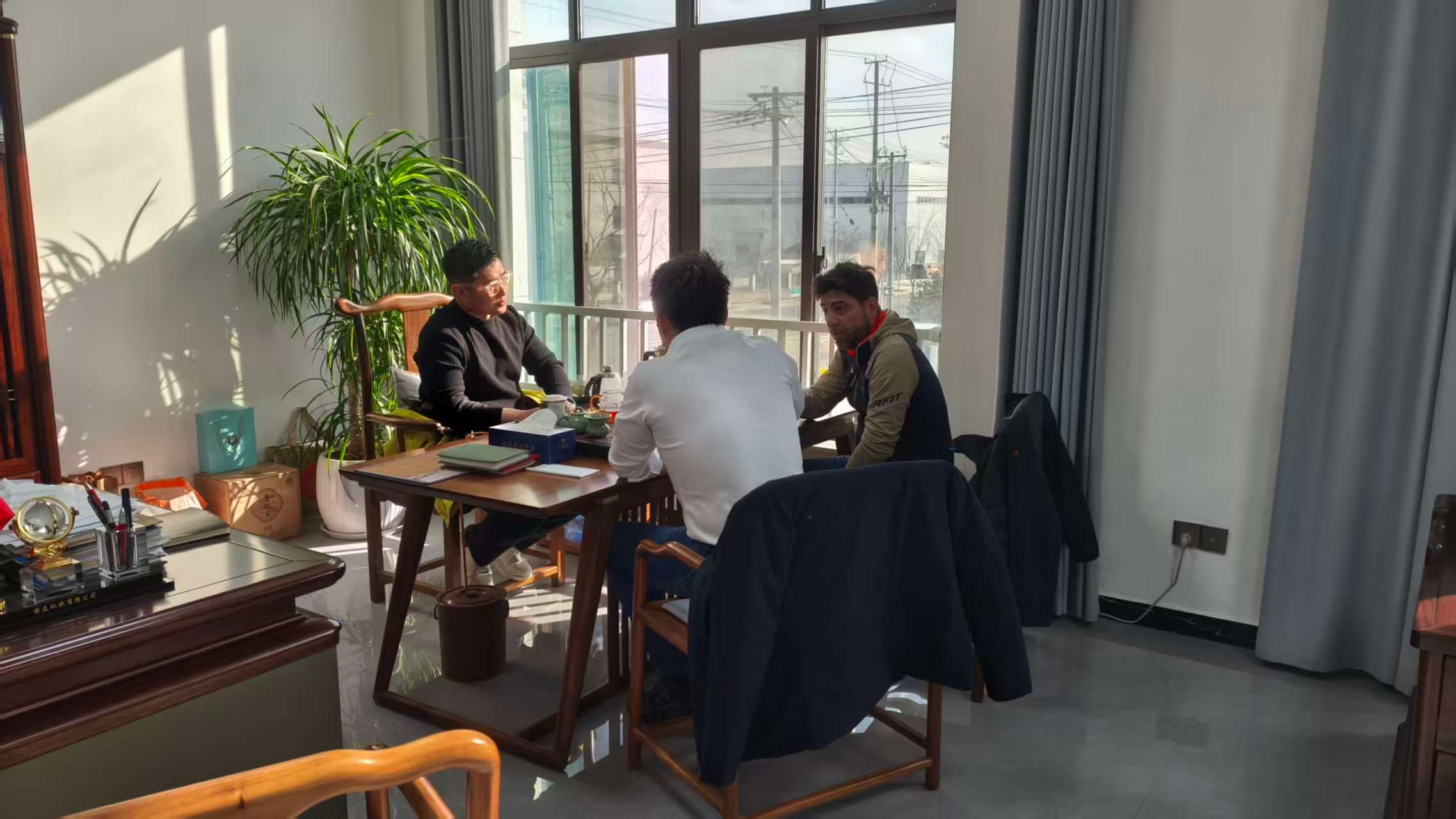 Un client italien visite l'usine Anhui Tezhong pour découvrir la production de machines de battage de pieux solaires sur mesure