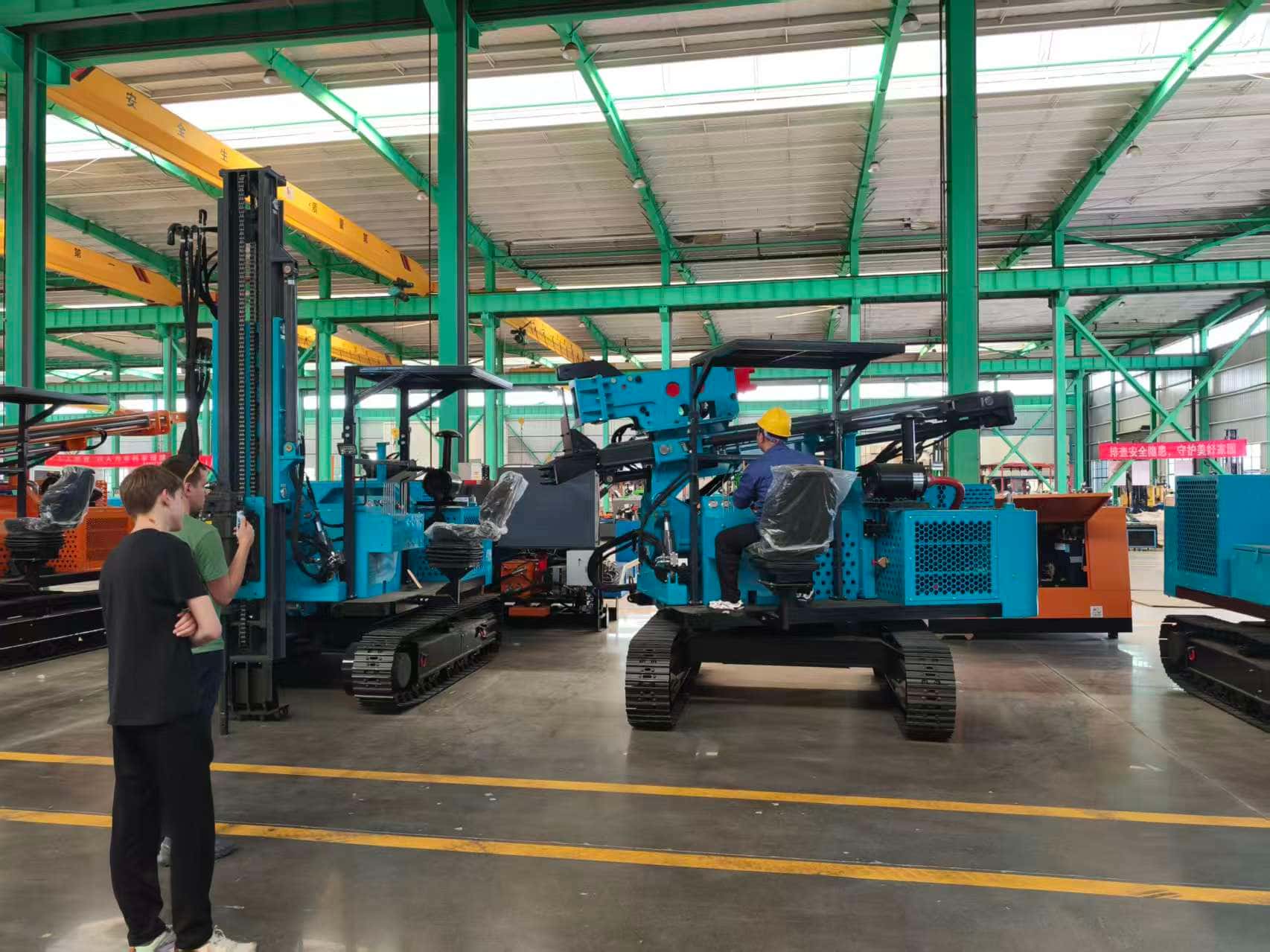 Reconnaissance à distance : des clients d'Europe de l'Est visitent Tezhong Machinery pour explorer de nouvelles pistes de coopération en ingénierie photovoltaïque